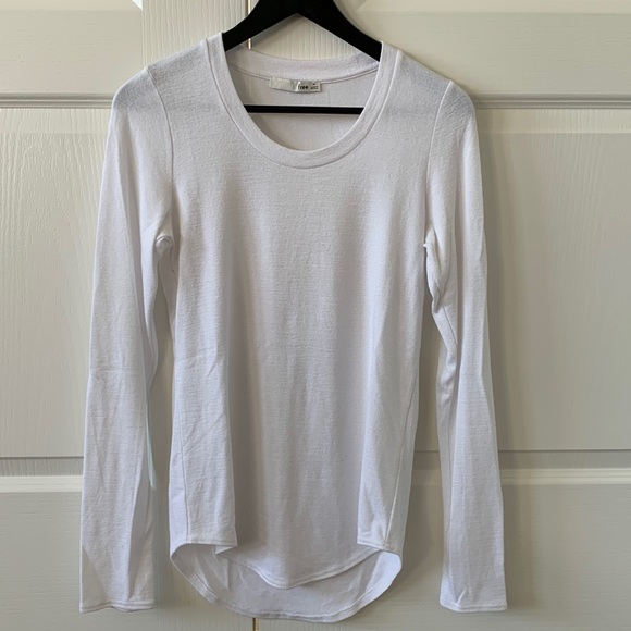 Aritzia Tops - Wilfred free long sleeve top